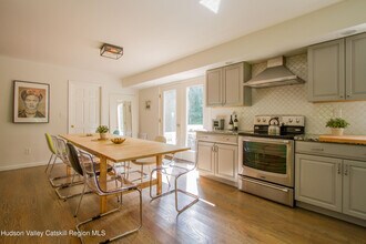 11 Shultis Farm Rd in Bearsville, NY - Building Photo - Building Photo