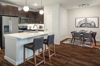 Latitude At Presidio in Cedar Park, TX - Foto de edificio - Building Photo