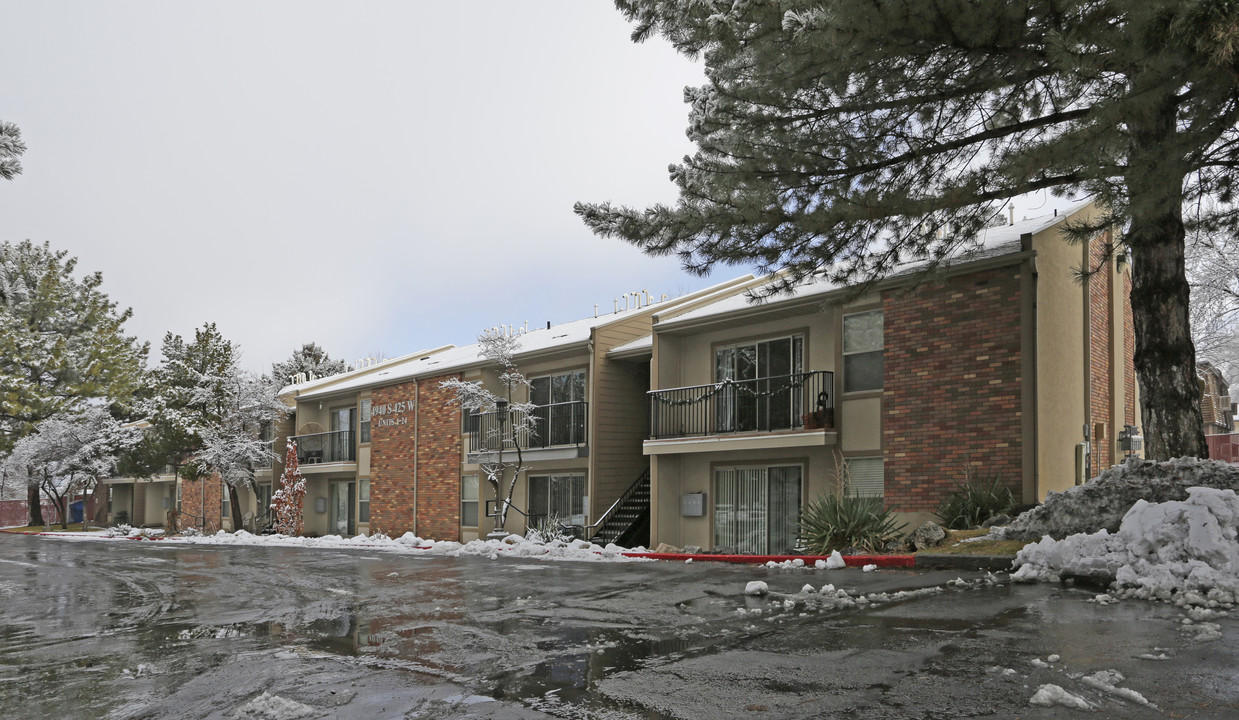 Heritage House in Washington Terrace, UT - Building Photo