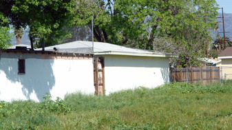 688-692 W 10th St in San Bernardino, CA - Foto de edificio - Building Photo