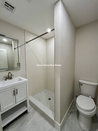 147 E Cottage St, Unit 1 in Boston, MA - Foto de edificio - Building Photo