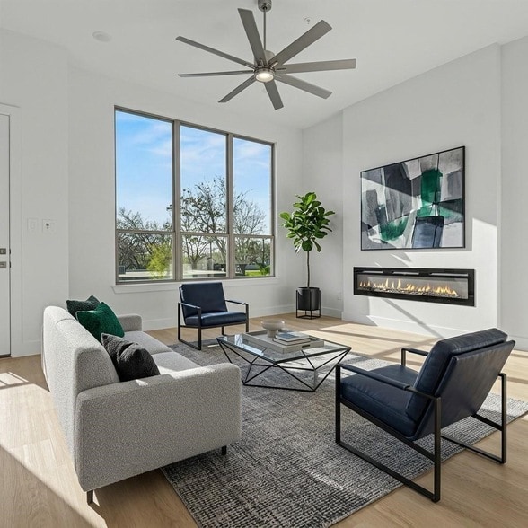 13351 Goodland St in Dallas, TX - Foto de edificio - Building Photo