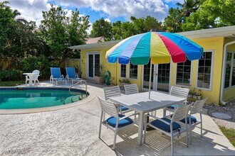 361 1st Ave N in Naples, FL - Foto de edificio - Building Photo
