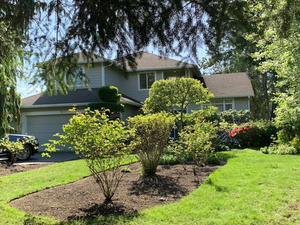 7605 Ridge Way in Edmonds, WA - Building Photo