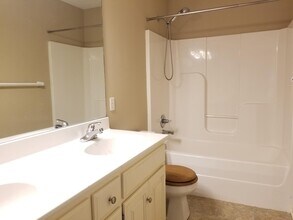 5701 NE Hidden Meadow Dr in Lee's Summit, MO - Foto de edificio - Building Photo