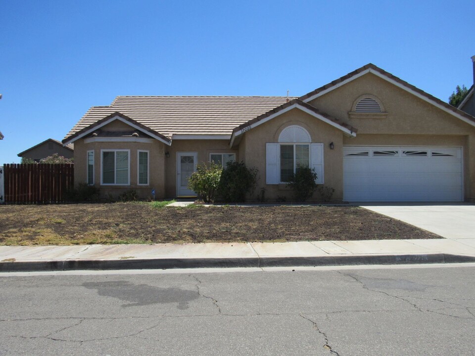 37228 Waterman Ave in Palmdale, CA - Building Photo