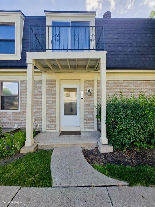 2120 N Ginger Creek Cir in Palatine, IL - Building Photo