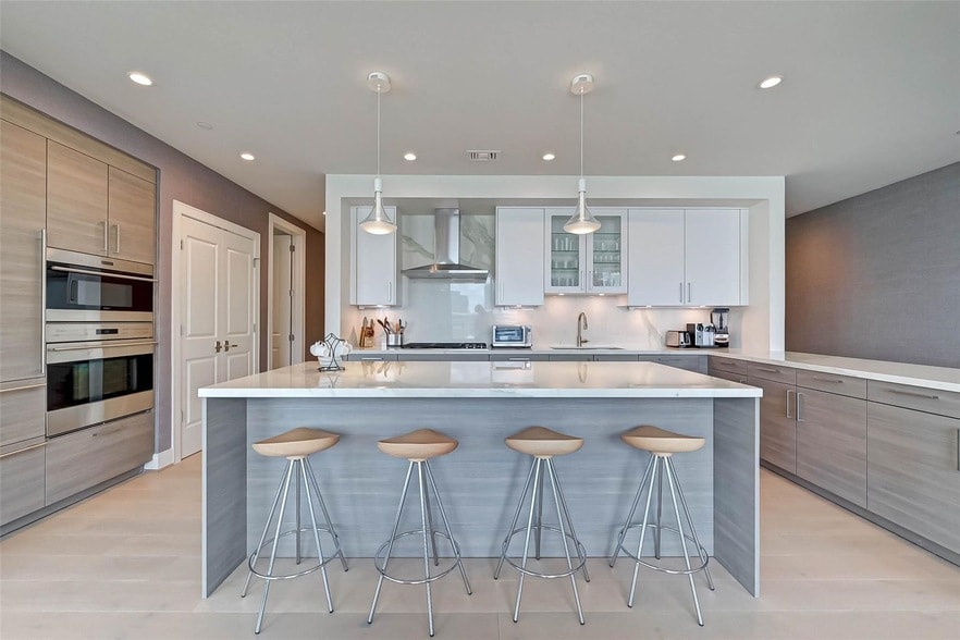 2047 Westcreek Ln, Unit 1101 in Houston, TX - Foto de edificio