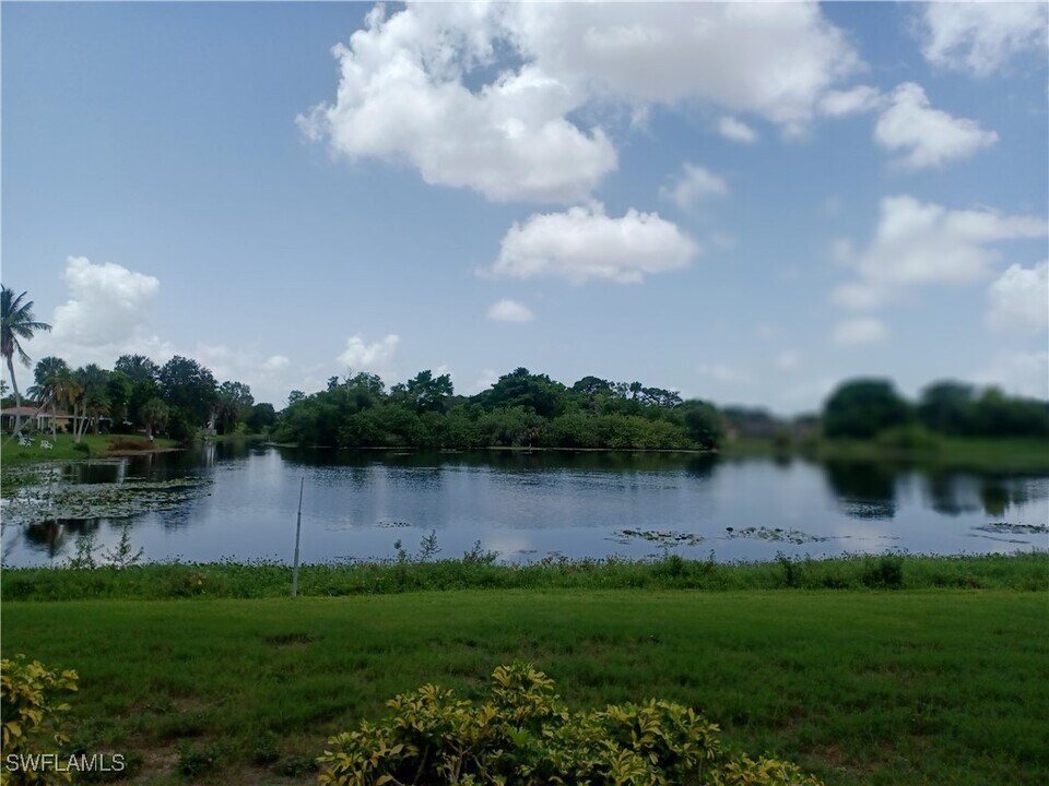 1915 W Lakeview Blvd in North Fort Myers, FL - Foto de edificio