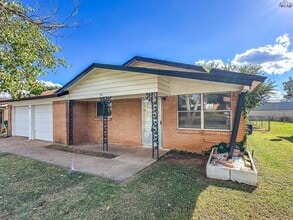 921 Van Horn St in Iowa Park, TX - Foto de edificio - Building Photo