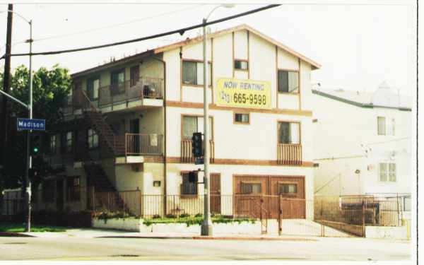 4066 Melrose Ave in Los Angeles, CA - Foto de edificio - Building Photo