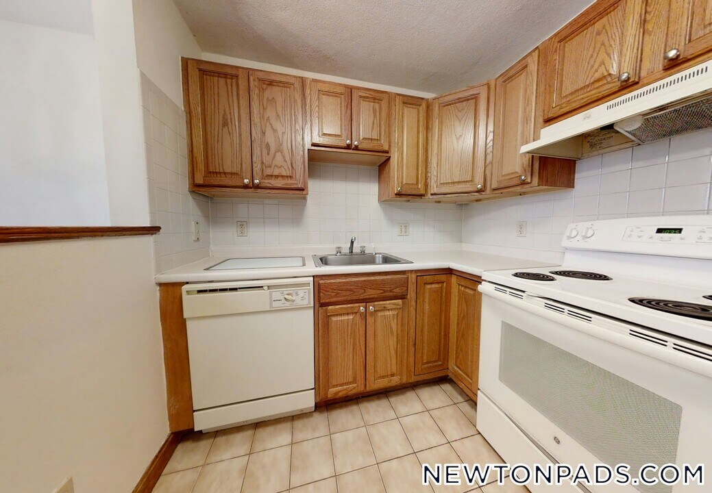 272 Grove St in Newton, MA - Building Photo