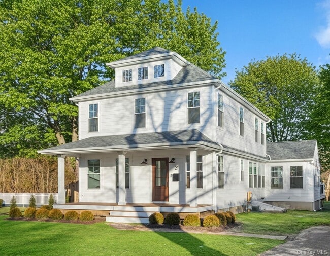 21 N Howells Point Rd in Bellport, NY - Building Photo - Building Photo