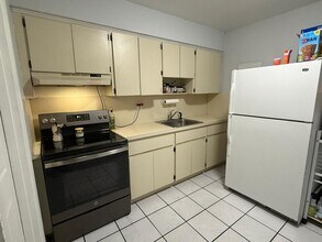 2734 NW 16th Terrace in Miami, FL - Foto de edificio - Building Photo