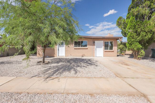 5900 S Aldorn Dr in Tucson, AZ - Building Photo - Building Photo