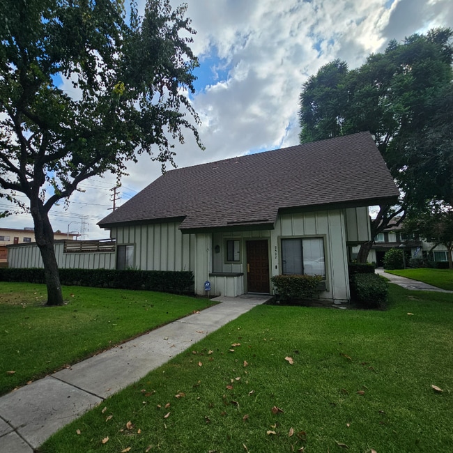 9502 Karmont Ave in South Gate, CA - Building Photo - Building Photo