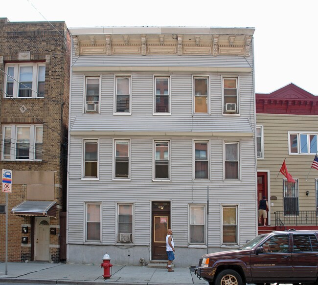 1064 Summit Ave in Jersey City, NJ - Building Photo - Building Photo