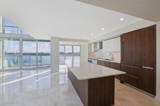 1500 Bay Rd in Miami Beach, FL - Building Photo - Building Photo
