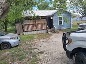 701 W Colorado St in Groesbeck, TX - Building Photo