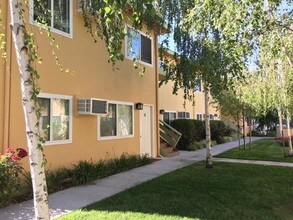 Birchwood Meadows in Sacramento, CA - Foto de edificio - Building Photo