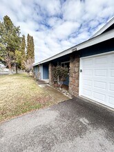 4881 Driftwood Dr in Klamath Falls, OR - Building Photo - Building Photo