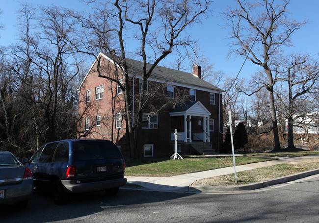 6816 Red Top Rd in Takoma Park, MD - Foto de edificio - Building Photo