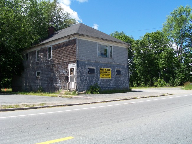 418 Wilbur Ave in Swansea, MA - Foto de edificio - Building Photo