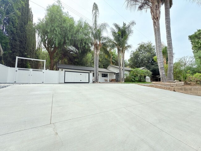 9501 Clybourn Ave in Los Angeles, CA - Building Photo - Building Photo