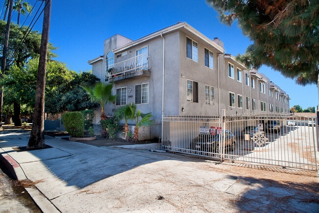 15920 Sherman Way in Van Nuys, CA - Foto de edificio - Building Photo