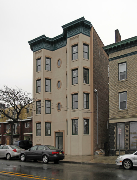 182 Central Ave in Jersey City, NJ - Building Photo