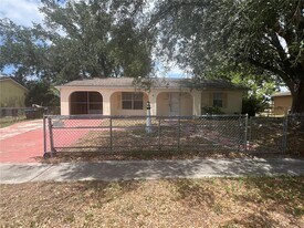 8250 Lombra Ave in North Port, FL - Building Photo