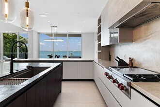 1379 N Venetian Way in Miami Beach, FL - Building Photo - Building Photo