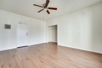 5-1053 Normandie Ave in Los Angeles, CA - Building Photo - Building Photo
