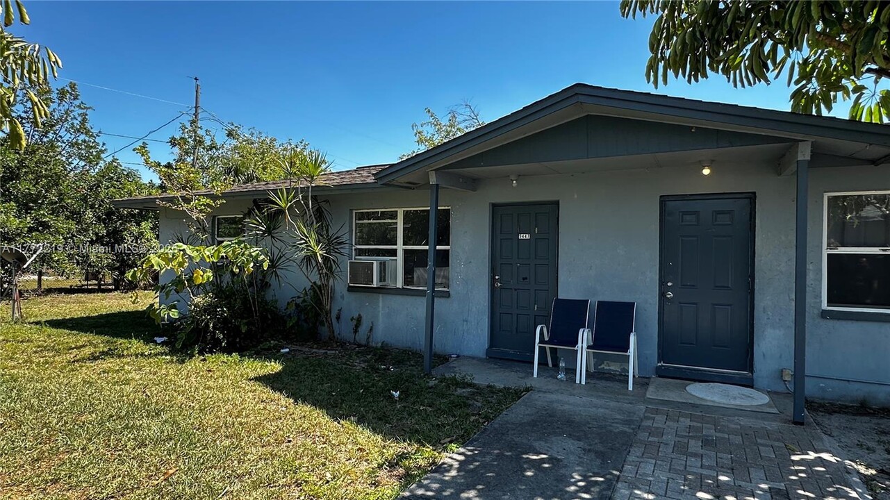 5447 Fifth Ave in Ft. Myers, FL - Building Photo