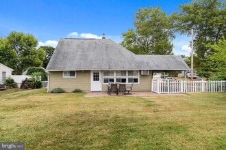 16 Crabtree Dr in Levittown, PA - Foto de edificio - Building Photo