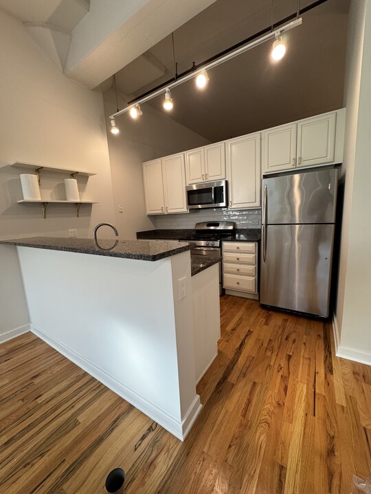 1224 W Van Buren St, Unit 610 in Chicago, IL - Building Photo