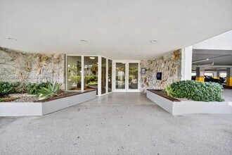 7928 West Dr in North Bay Village, FL - Building Photo - Building Photo