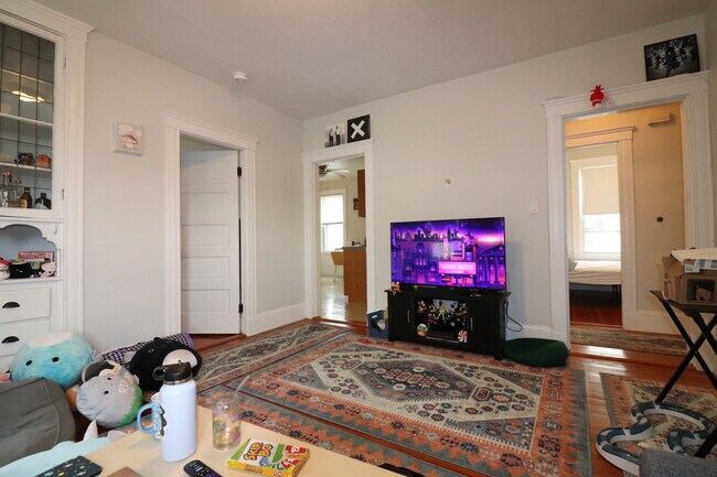 39 Foster St, Unit 3 in Boston, MA - Foto de edificio - Building Photo