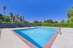 Roscoe Islander in Canoga Park, CA - Building Photo