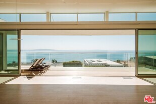 18223 Coastline Dr in Malibu, CA - Building Photo