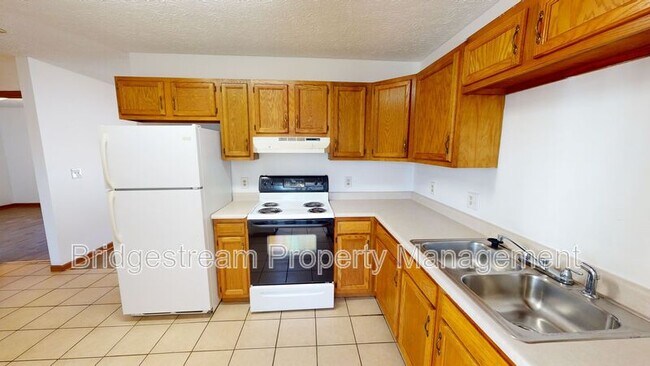 198 Woodsview Dr in Jeffersonville, OH - Building Photo - Building Photo