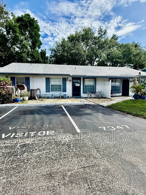 property at 7347 Parkside Villas Dr N