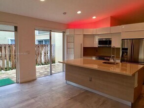 11325 NW 52nd Ln in Doral, FL - Building Photo - Building Photo