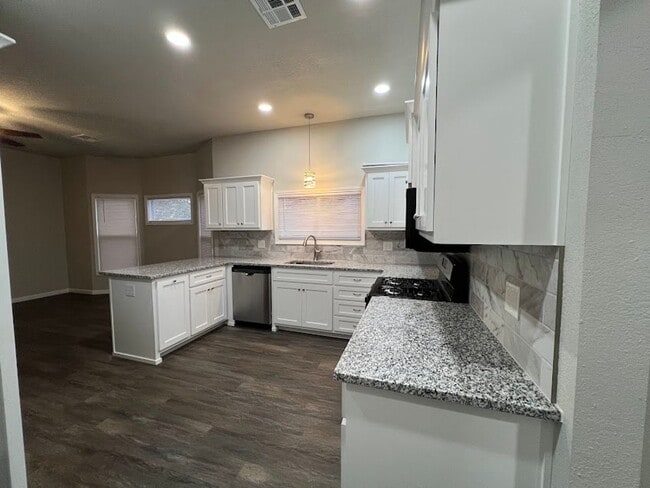 property at 602 S Oak St