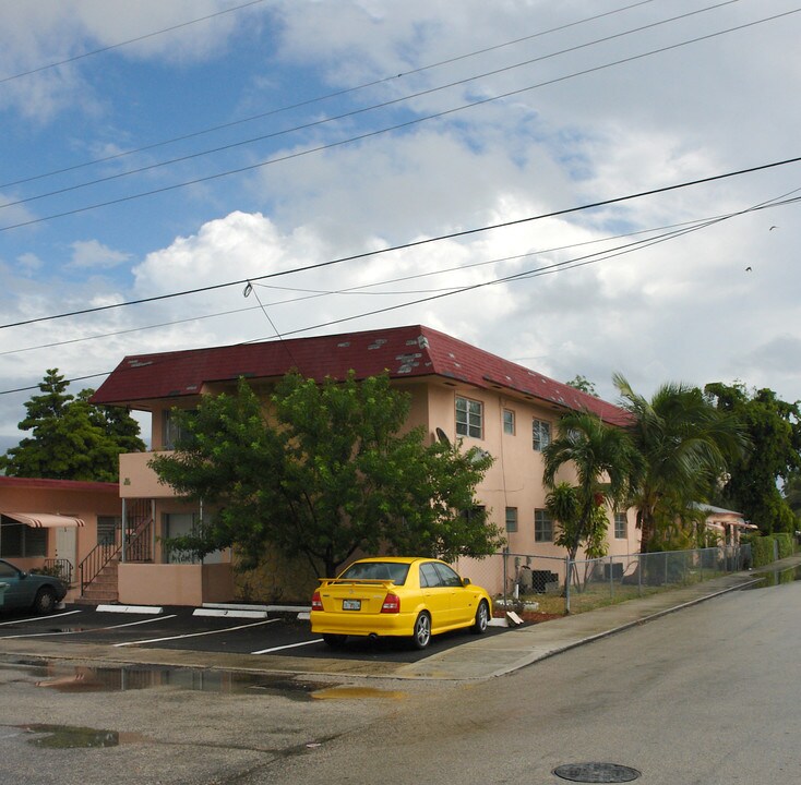 417 SE 3rd Ave in Hallandale Beach, FL - Building Photo