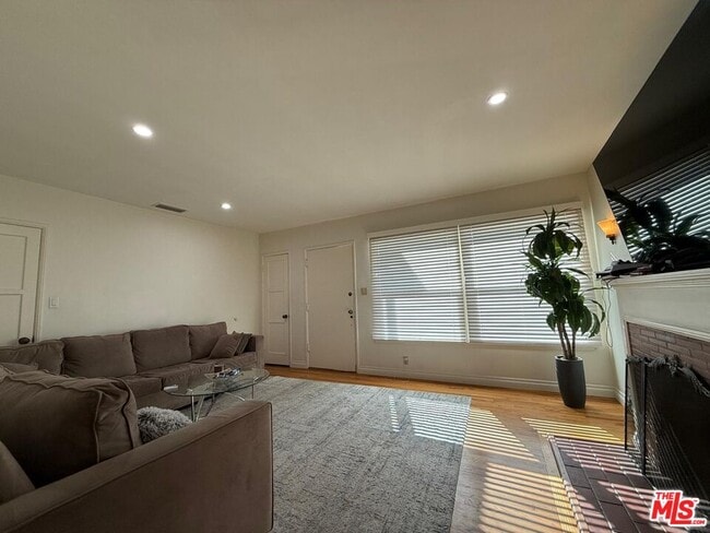 14735 Bassett St in Los Angeles, CA - Building Photo - Building Photo