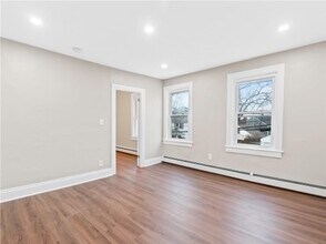 244 Veazie St in Providence, RI - Foto de edificio - Building Photo