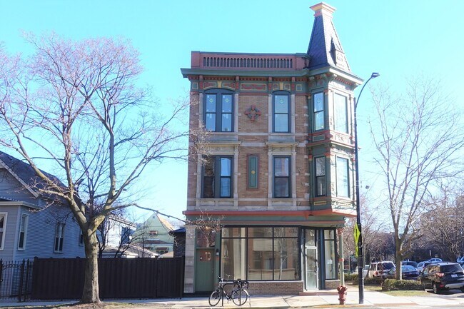 2350 W Belle Plaine Ave in Chicago, IL - Building Photo - Building Photo