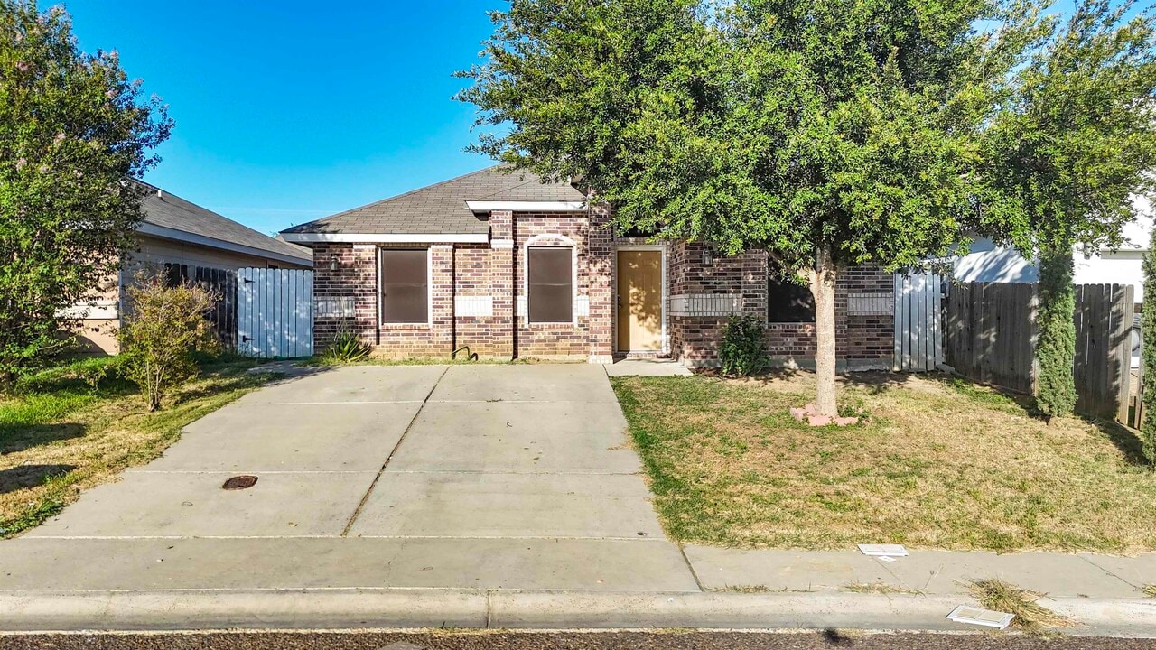 1525 Cozumel Dr in Laredo, TX - Building Photo