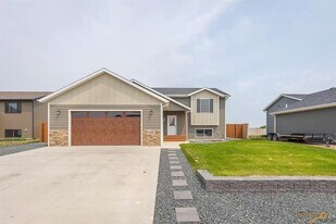 528 Bull Run Dr in Box Elder, SD - Building Photo